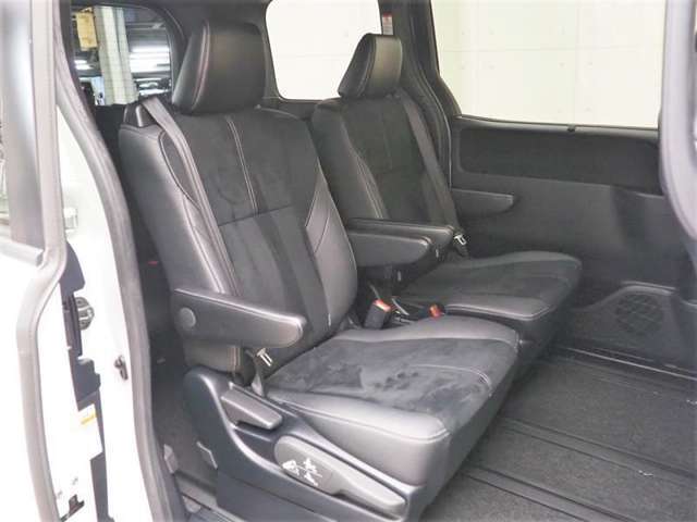 ゆとりある広々とした車内空間は、ドライブを始め買い物やレジャーなど、幅広く活躍します。一人でもみんなとでもお出かけを楽しみましょう！