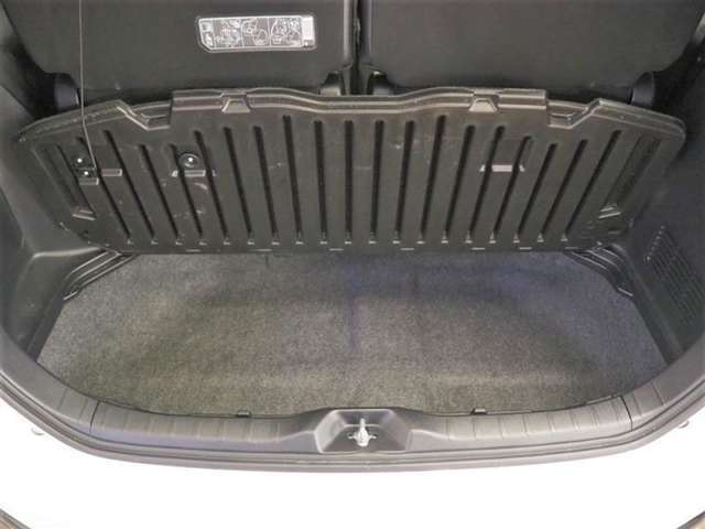 トランク床下に収納できるスペースがあります。レジャー用品や洗車用品などを床下に収納すれば見た目もすっきり！！積載力アップ！！