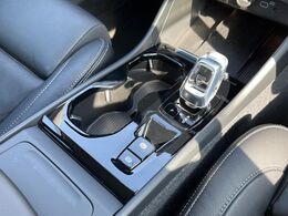 【オレフォス社製クリスタル・シフトノブ】高い存在感を放つクリスタルのシフトノブはインスクリプションのみに装備される特別なアイテム。スウェーデン南部のクリスタルガラスメーカー、オレフォス社による製造。