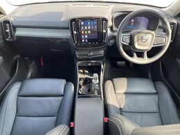 大人気のコンパクトSUV、XC40の上級グレードが入庫致しました！！先進の安全機能は標準搭載！快適装備も充実しております！良質な1台でボルボライフを始めてみませんか♪