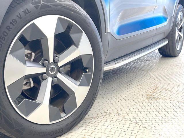 ●純正19インチアルミホイール：輸入車ならではの卓越した走りを支えるホイールと足回りです！日本車の走りに慣れている方にもぜひ体感して頂きたいほど、高いレベルでまとまっています！
