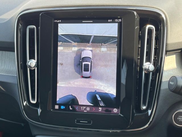 【360°ビューカメラ】4台の高解像度カメラで360度の鳥瞰図を表示。隣の車や壁、死角にある障害物などを画面で確認できるため、狭いスペースでの駐車・出入りも安心です。