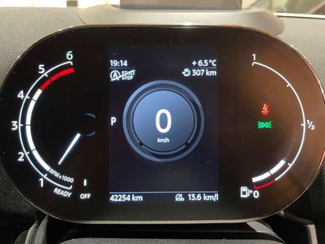 マットブラックにホワイトのLIBERALAのロゴの建物と看板が目印です。