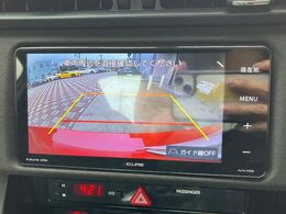 【バックカメラ】駐車時に後方がリアルタイム映像で確認できます。大型商業施設や立体駐車場での駐車時や、夜間のバック時に大活躍！運転スキルに関わらず、今や必須となった装備のひとつです！
