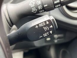 【クルーズコントロール】高速道路もラクラク走行。アクセルを離しても一定速度で走行ができ、長距離運転時の負担を軽減！加速・減速も簡単なスイッチ操作で調整できます。