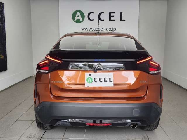 リアコンビランプも左右で「X」字を描くグラフィック！流麗なルーフラインのクーペスタイルです！