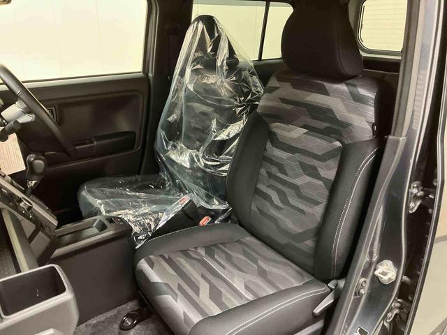 カムフラージュ柄のホールド性の高いシート形状により、体のズレを抑え、長時間の運転も快適です。