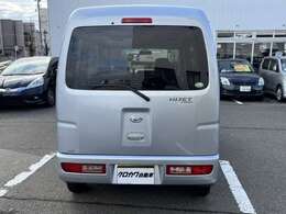 室内展示場を完備しておりますので、天候の悪い日でもゆっくりと車両をご覧下さい。