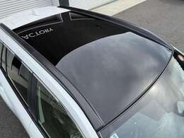 【パノラマルーフ】開放感たっぷりのパノラマルーフが装着されています！車内に明かりを取り入れたり景色を楽しむのに、最適です！遮光シェードが装備されておりますので、夏の暑い日でも快適に使えます！