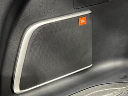 【JBLサウンドシステム】メーカーオプションの高品位サウンドシステムを搭載。専用のチューニングが施された大小様々なスピーカーから良質なサウンドが奏でられ、臨場感あふれる音響空間を演出します。