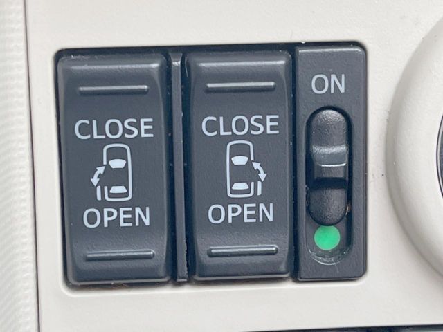 【両側パワースライドドア】スマートキーや運転席のスイッチで後席両側スライドドアの開閉が可能♪電動だから力を入れてドアを開ける必要が無く、小さなお子様でも簡単に開け閉めでき快適です♪