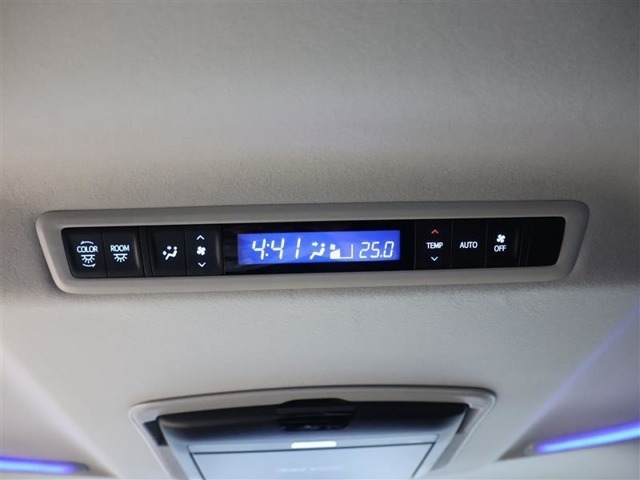 【後席用オートエアコン】一度、温度を設定すれば冷暖房を自動的に調整してくれますよ。後席に乗車のご家族と快適なドライブには必須アイテムですね！