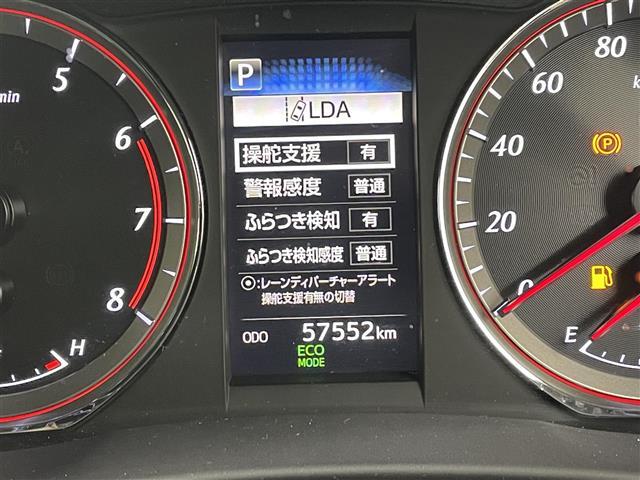 【レーンディパーチャーアラート（LDA）】クルマが車線または走路から逸脱する可能性がある場合に、ブザーまたはハンドルの振動により注意をうながします。機能には限界があるためご注意ください。