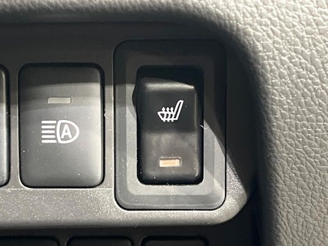 【シートヒーター】寒い日に重宝するシートヒーター！エアコンより早く温まってくれるので寒がりの人も安心ですね♪エアコンの温風は乾燥するから苦手、という方にもをおすすめです。