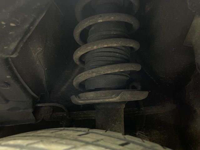 お車を安心してお乗りいただく為には、足回りの定期点検が欠かせません。サービスサポート（有償保証）では無料点検もご提供しており、安心のカーライフをお過ごしいただけるサポート体制が整っています。