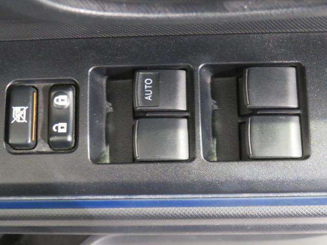 パワーウィンドのスイッチです。運転席に座りながら、助手席や後席の窓を開け閉めできるので大変便利ですよ。