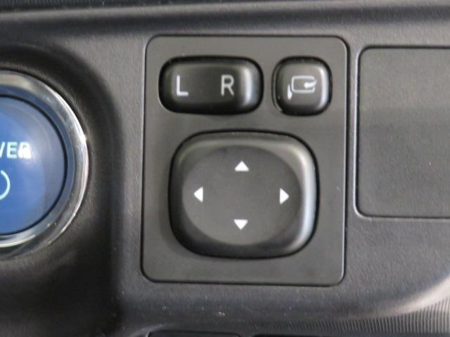 電動格納式ドアミラー付き。駐車場へ停めた時に、ボタン一つで左右のドアミラーをたたむ事ができます。