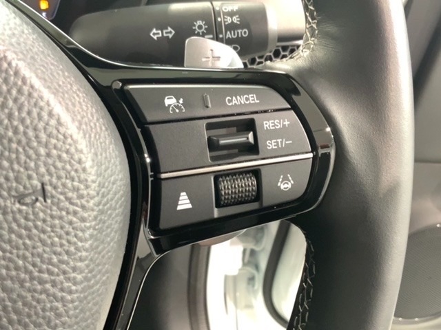 クルーズコントロールを装備しています。高速道路などで一定の速度で走ってくれるので運転が楽ですよ！速度を設定できますので、スピードの出しすぎにも注意できます。
