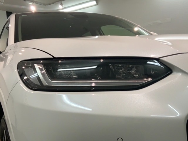 LEDヘッドライトは、点灯の瞬間から最大光量を発揮し、突然暗くなるトンネルなどでの安定感を高めます。