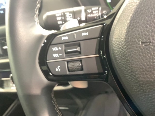 ステアリングにオーディオ操作スイッチが付いています。オーディオ画面に直接タッチしなくても操作が出来ますので、運転に集中できます。