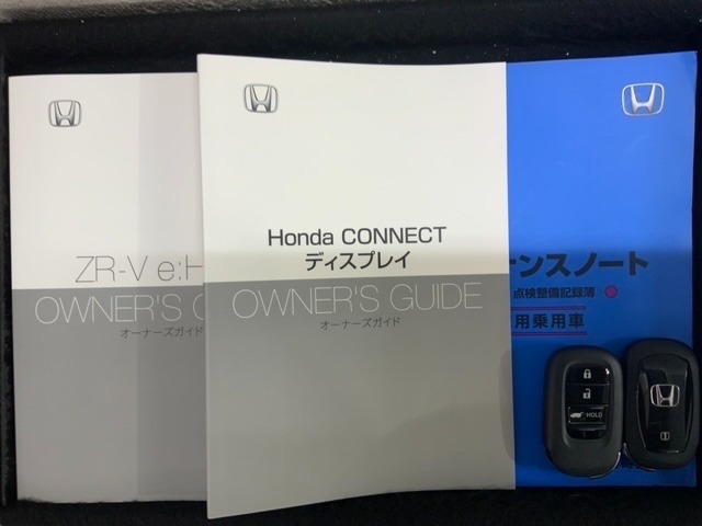 スマートキーは鍵をバッグに入れたままでもドアロックの開閉やエンジンのON・OFFができます。夜間や雨の日も鍵を探さなくて良いので便利です。