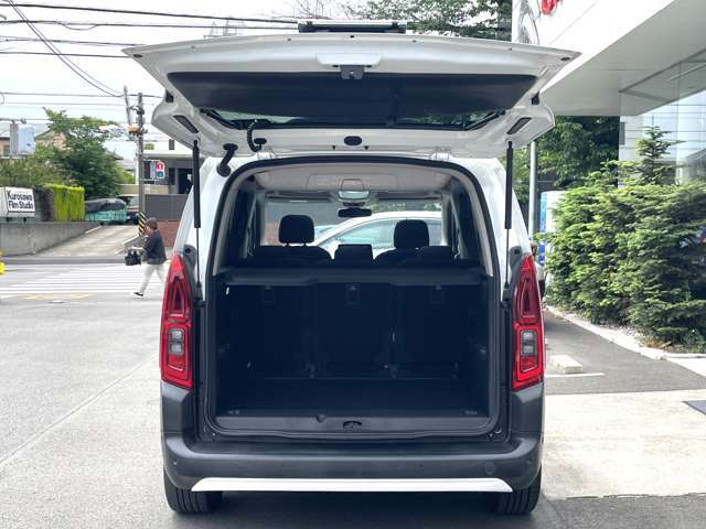 奥行き、高さともにたっぷり取られたラゲッジスペース。分割可倒リヤシートだから便利に使えます。