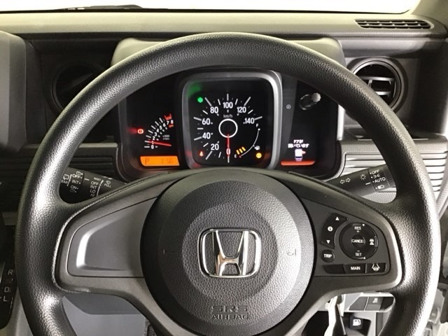 ステアリング右手側に安全運転支援機能のホンダセンシングをコントロールするスイッチを配置、視線を逸らすことなく運転に集中できます。