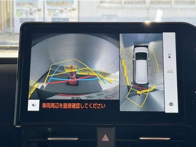 真上から見下ろしたような視点で車とその周囲を確認出来る画面と、車両後方を映し出すバックモニター画面の2つを表示してくれます。