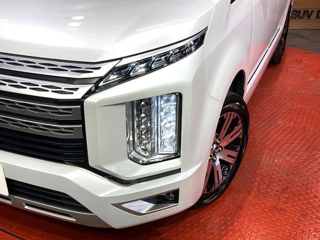 【LEDヘッドライト】悪天候や夜間走行時も良好な視界を確保し安心して運転できる高輝度LEDヘッドライトを装備！点灯速度が早く、消費電力も抑えられています。