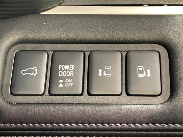 【コーナーセンサー】大きなお車を運転するのが不安な方でも、ブザーと光でお知らせ致します♪もちろん頼りきりはNGです！