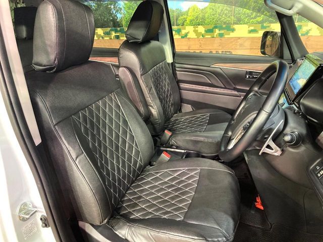 運転席シート廻りは使用感も少なく、良好な状態となっています。前オーナー様が丁寧に使っていたことがよくわかりますね。