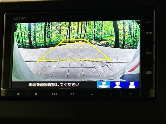 【バックカメラ】駐車時に後方がリアルタイム映像で確認できます。大型商業施設や立体駐車場での駐車時や、夜間のバック時に大活躍！運転スキルに関わらず、今や必須となった装備のひとつです！