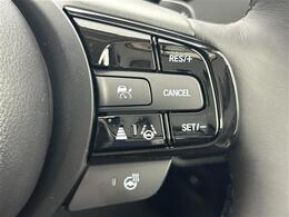 【レーダークルーズコントロール】自動で前の車との車間距離を一定に保ち、速度調整しながら走行します。高速道路のドライブで役立つ装備です。