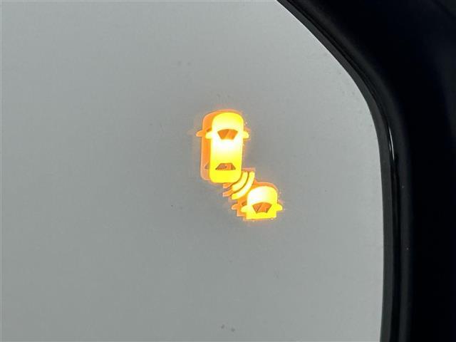 【BSM（ブラインドスポットモニター）】隣車線上の側方および後方から接近する車両を検知すると、検知した側のドアミラーが点灯。その状態でウインカーを出すと、インジケーターの点滅と警報音で警告します。