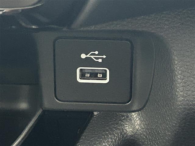 【USB端子】USB接続もついていますので携帯などの電子機器の充電にも使えて便利です♪ント