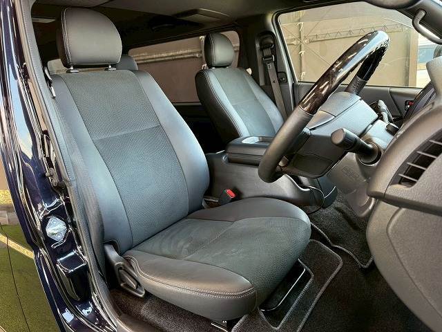 【ハーフレザーシート】を装備しており、車内の高級感がアップしております☆
