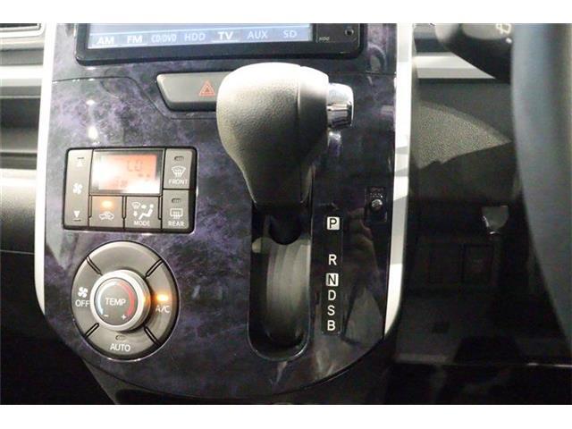 ステアリングホイールからスムーズに持ちかえられるインパネシフトを採用。シフトノブをコンパクト化し、女性でも操作しやすいサイズです