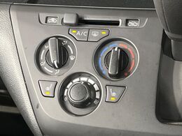【シートヒーター】寒い日に重宝するシートヒーター！エアコンより早く温まってくれるので寒がりの人も安心ですね♪エアコンの温風は乾燥するから苦手、という方にもをおすすめです。