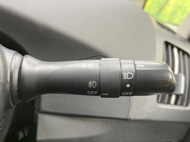 【オートライト】周りの明るさに応じて自動でヘッドライトの点灯・消灯ができる機能です！ライトの付け忘れ・消し忘れなどが無くなり、雨の日や夕方の走行も安心！トンネル通過時も便利ですね♪