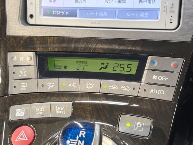 【オートエアコン】一度お好みの温度に設定すれば、車内の温度を検知し風量や温度を自動で調整。暑い…寒い…と何度もスイッチ操作をする必要はありません。快適な車内空間には必須の機能ですね♪