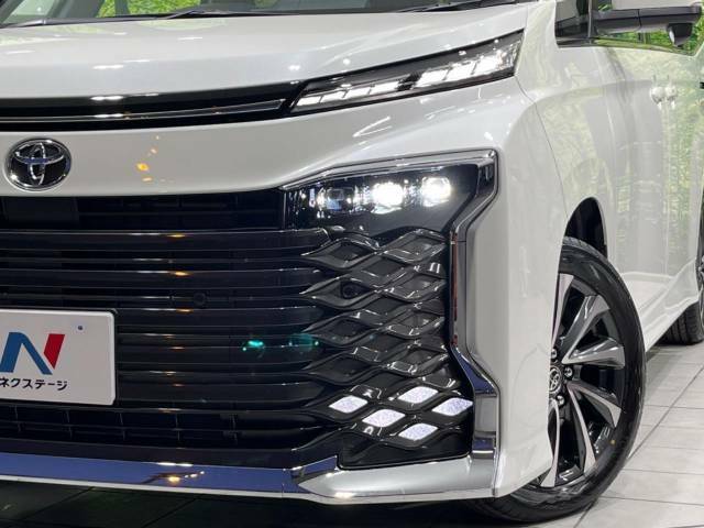 【LEDヘッドライト】悪天候や夜間走行時も良好な視界を確保し安心して運転できる高輝度LEDヘッドライトを装備！点灯速度が早く、消費電力も抑えられています。