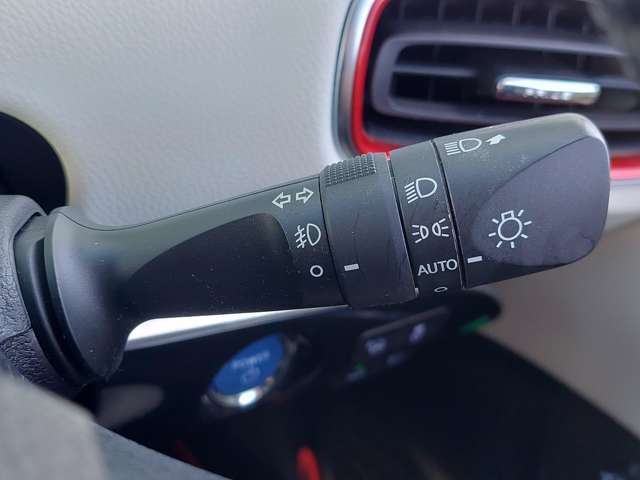 【オートライト（AUTO）】外の明るさをシステムが感知して、自動でヘッドライトが点灯します！ヘッドライトをつけ忘れを防ぐ便利機能です。