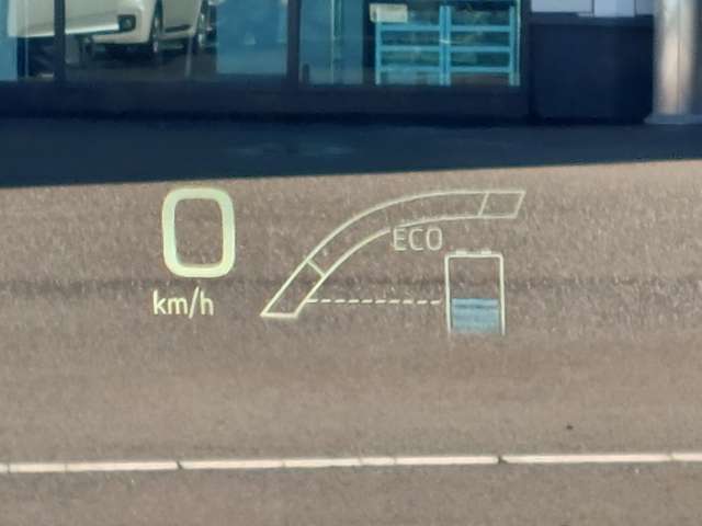 【ヘッドアップディスプレイ（HUD）】フロントウインドウガラスに走行情報を投影します。運転中の目線と重なるように表示されるので、少ない視線移動で速度が確認できるので、 ドライビングに集中できます！