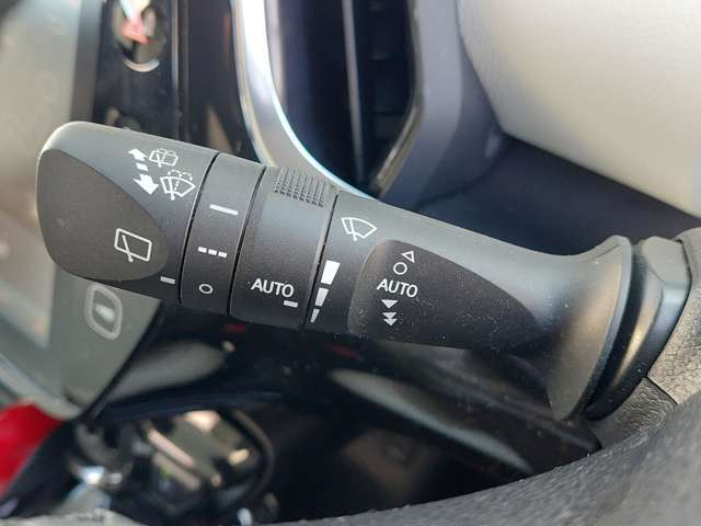 【オートワイパー（AUTO）】雨が降り出した時に、雨滴検出用センサー（レインセンサー）が雨滴を感知すると、自動でワイパーが動作します。