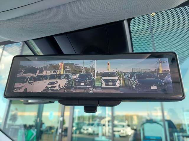 【デジタルルームミラー】車両後方カメラの映像をルームミラーに映すことが出来ます。 そのため、後席に人や荷物があって後方が見えづらい場合でもしっかり視界を確保することが出来ます。