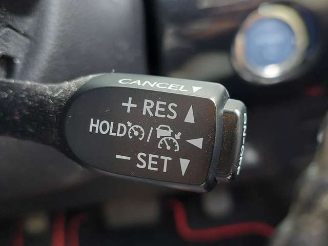 【レーダークルーズコントロール】アクセルを踏まなくても、設定した速度で走行できます！先行車との車間距離を適切に維持する追従走行の機能も有しています。機能には限界があるためご注意ください。