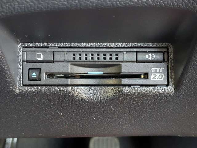 【ETC2.0（DSRC/ITSスポット）】ETCカードを挿入すれば料金所はノンストップで通過できます。ETC限定の割引や、高速道路の情報提供サービスを利用できます。