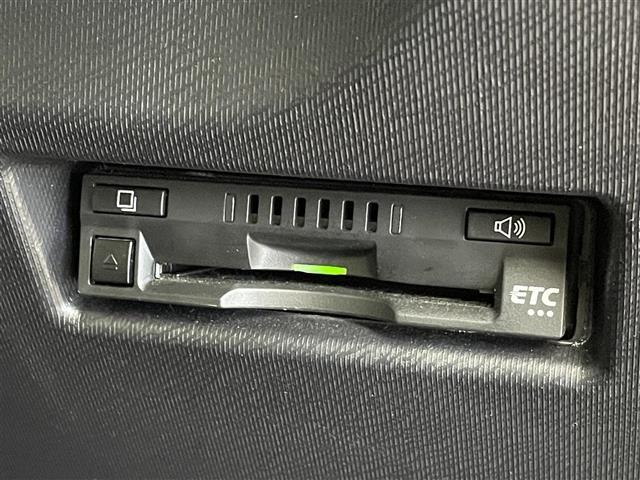 【ETC】有料道路を利用する際に料金所で停止することなく通過できる、ETC車載器（ノンストップ自動料金収受システム機器）が装備されています。セットアップを行うことで利用可能になります。
