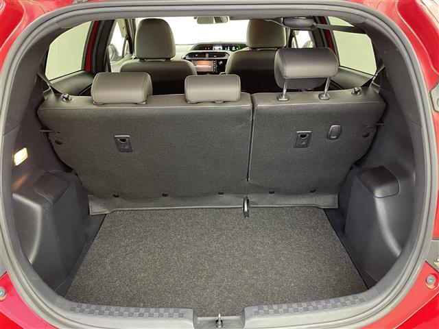 【トランク】積み込みやすくて、たっぷり積める荷室です。シートアレンジできるものは、乗車人数と荷物の量や大きさによってシートを動かすことができるので、より快適なドライブが可能です！