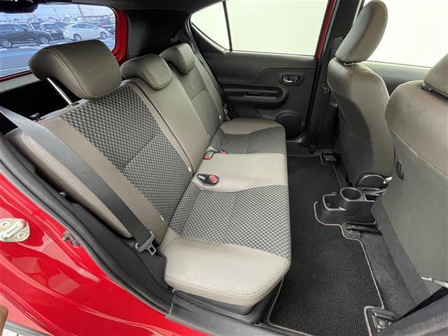 【後部座席】後席もゆったりドライブを楽しめます。内外装はプロこだわりのクリーニングで清潔なおクルマでご納車させていただきます！店舗での現車確認も承っています！